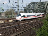 An ICE 3 enters Cologne central station